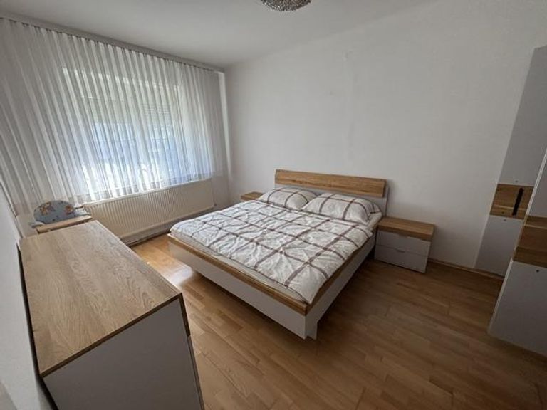 Schlafzimmer straßenseitig