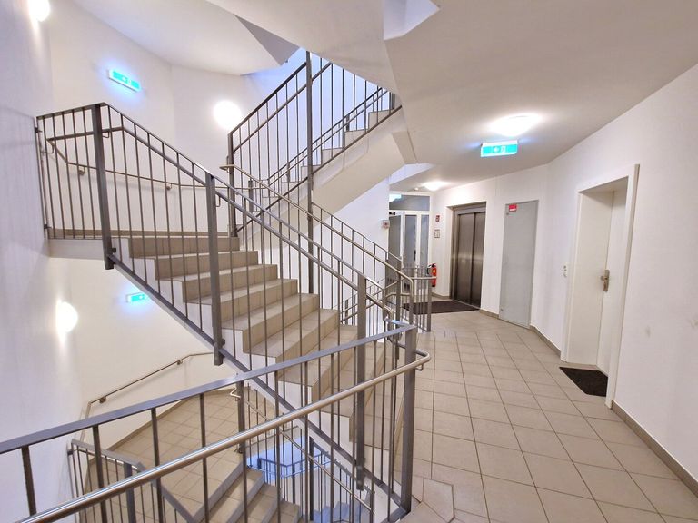 helles geräumiges Stiegenhaus