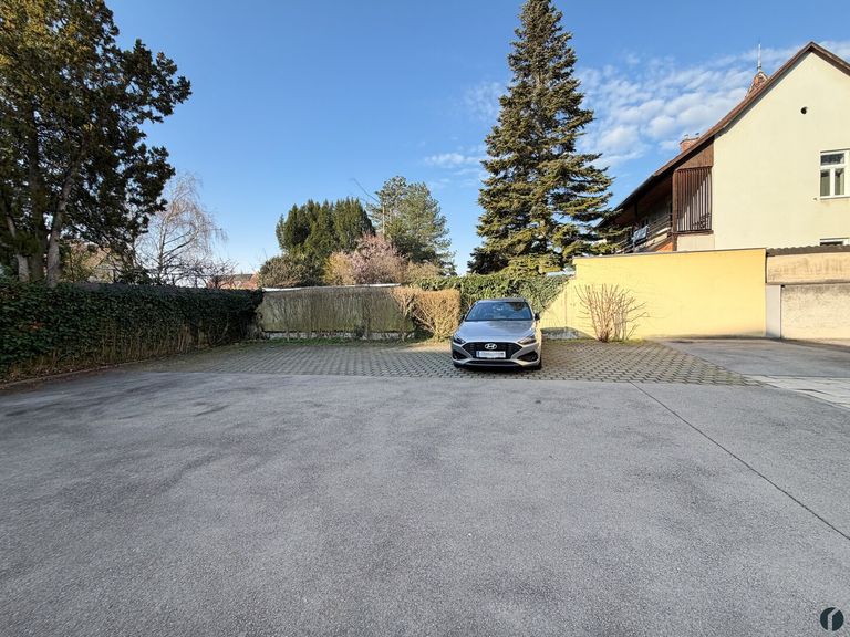 Parkplätze im Hof