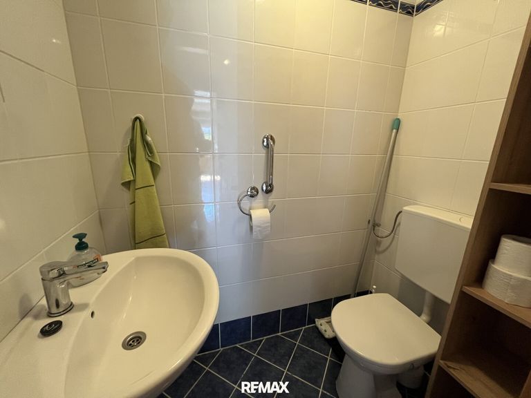 separates WC
