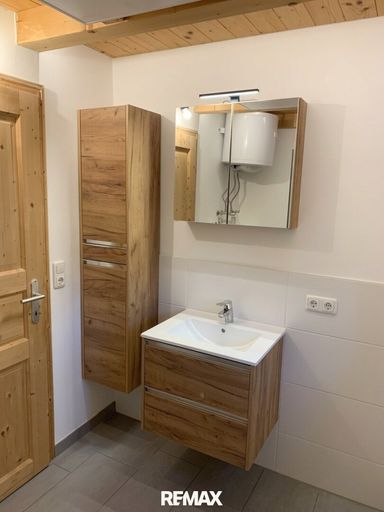 Badezimmer mit Dusche und Toilette