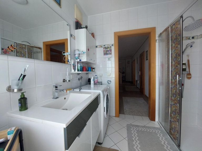 einladendes, helles Badezimmer