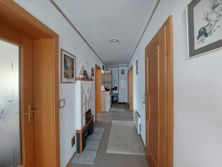 Vorzimmerblick vom Badezimmer aus in die Wohnung