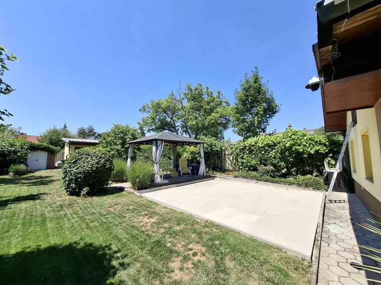 Garten und offene Terrasse