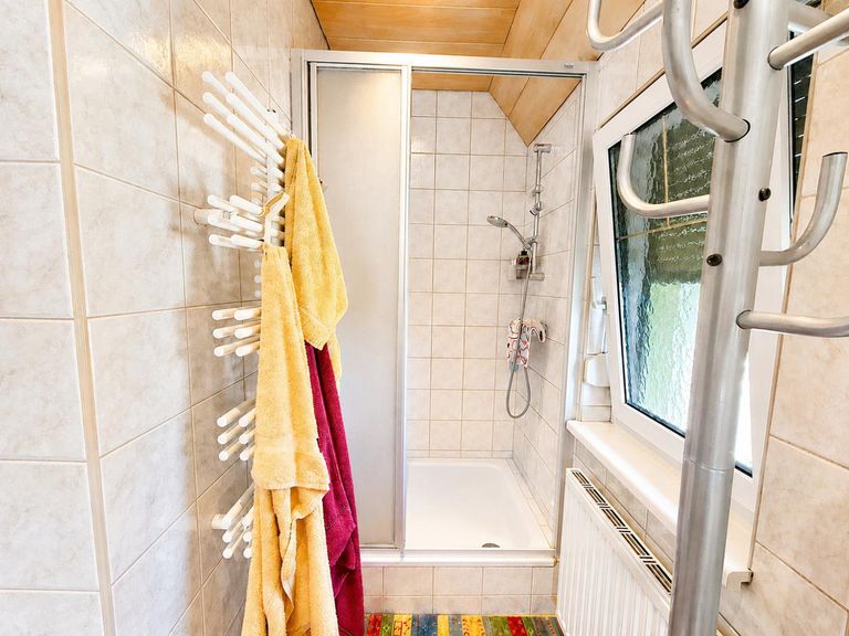 Dusche im Badezimmer