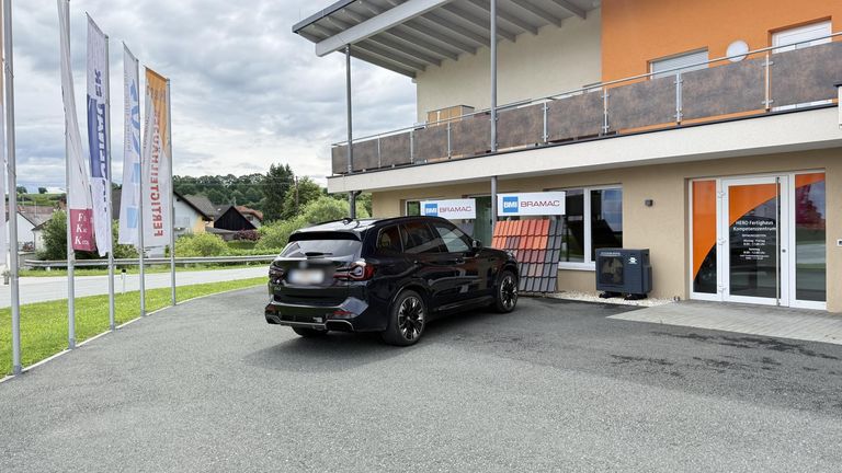 Parkpätze und Eingangsbereich