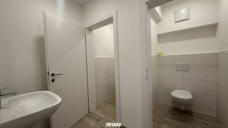 2 WC mit Vorraum und Waschbecken