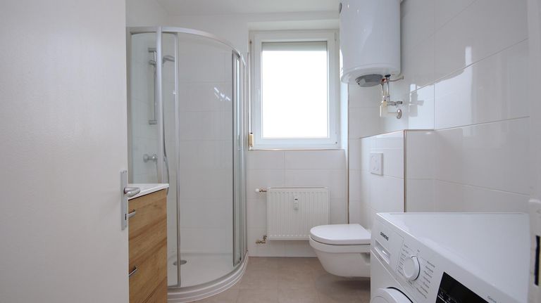 Badezimmer mit Dusche