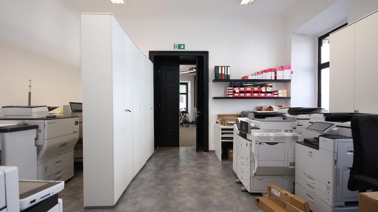 Großzügiges Büro Lager