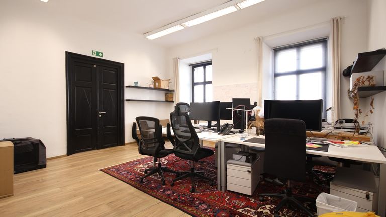 Büro mit großzügigen Arbeitsplätzen