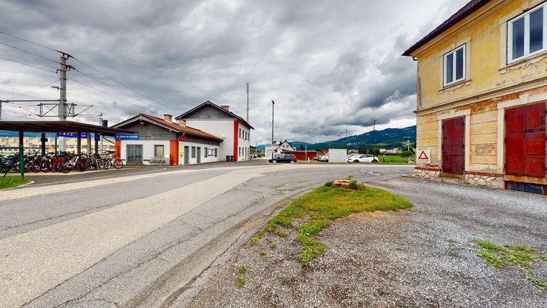 Haus 2 und Bahnhof