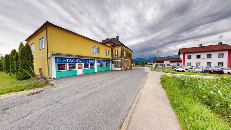 Wohn-/Geschäftshaus und Bahnhof