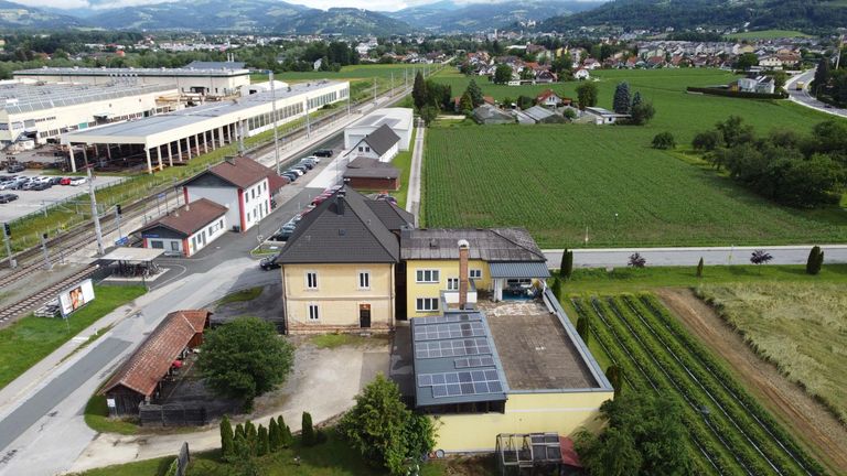 Drohnenaufnahme - direkt am Bahnhof