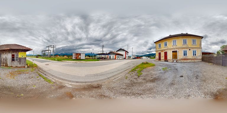 Haus 2 und Blick zum Bahnhof