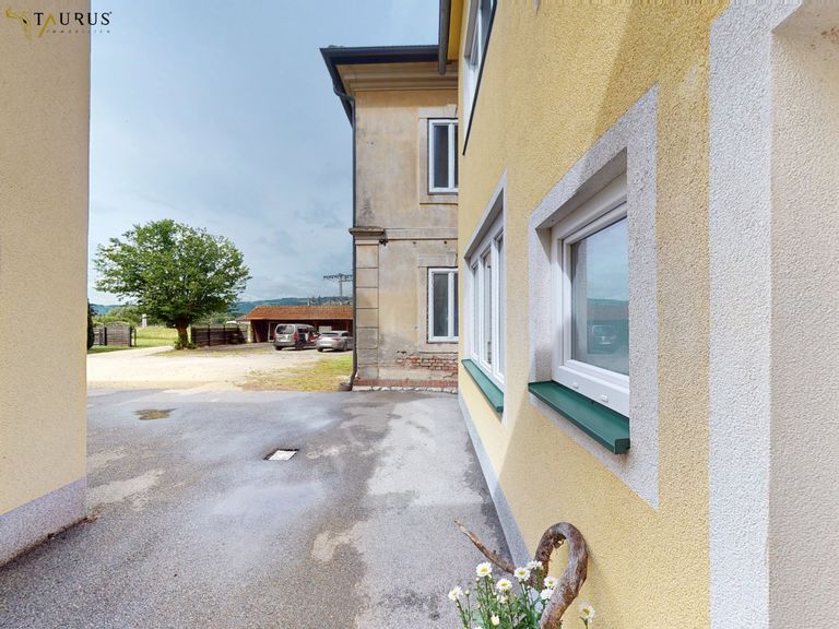 Bereich vor dem Wohn-/Geschäftshaus