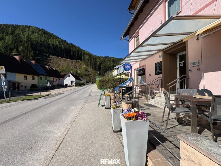 Eingangsbereich und Gastgarten
