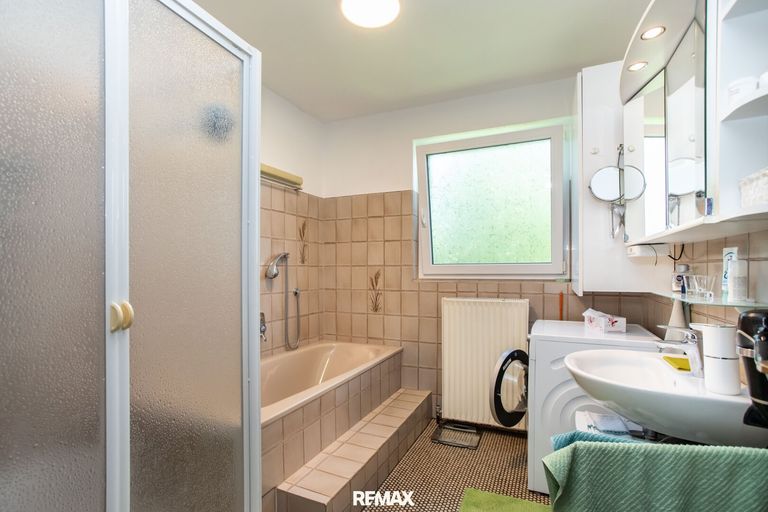 Badezimmer mit Dusche und Badewanne