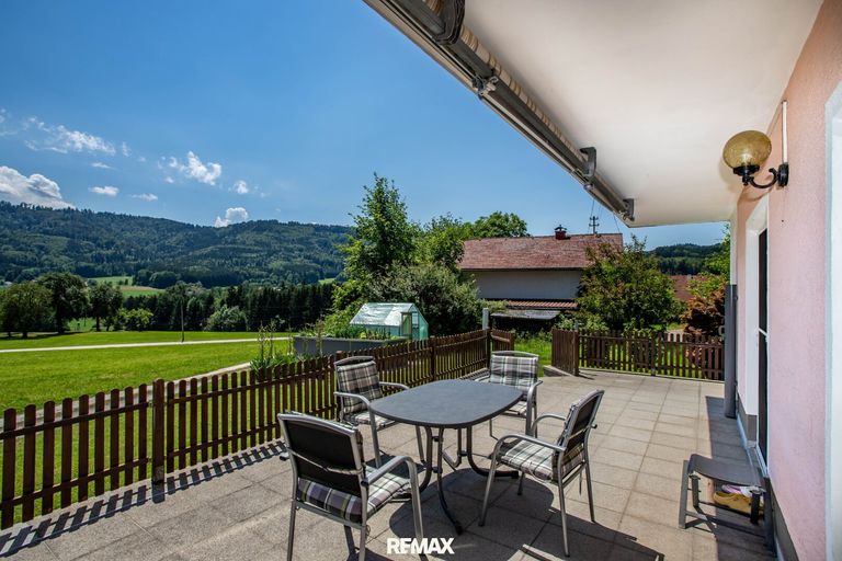 Terrasse mit Grünblick und Markise