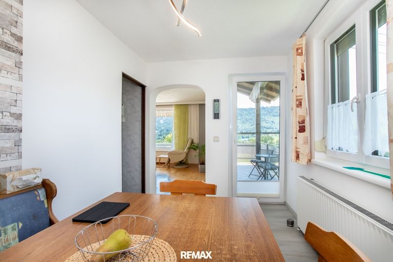 ...angrenzendem Esszimmer samt Zugang Balkon