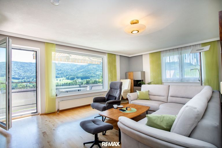 Wohnbereich mit Ausgang auf Sonnenbalkon