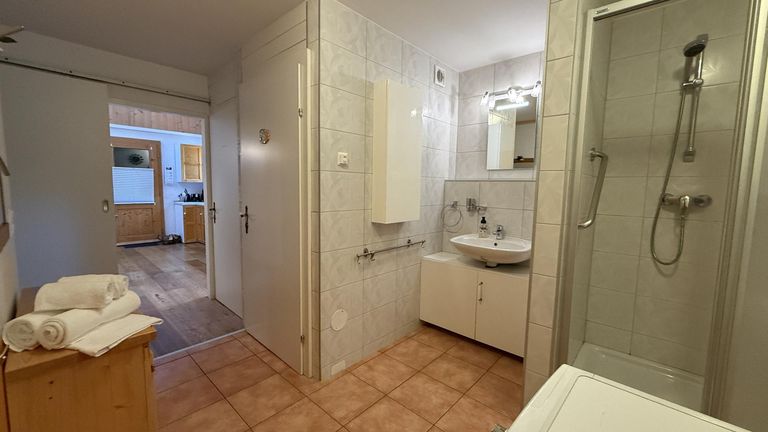 Badezimmer mit Flur