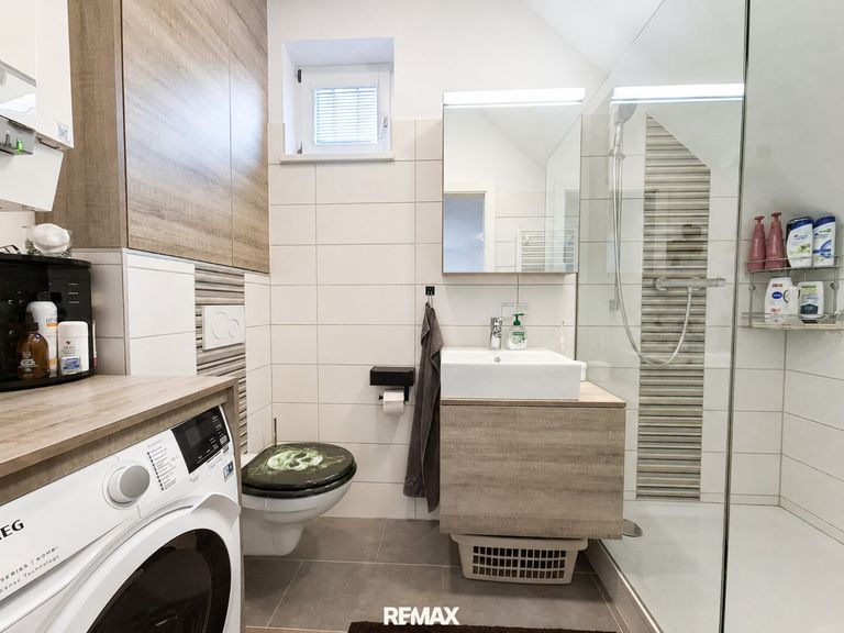 Badezimmer mit WC und Dusche