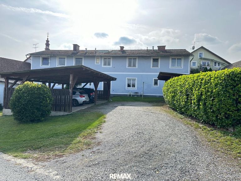 Hinteransicht mit Carport