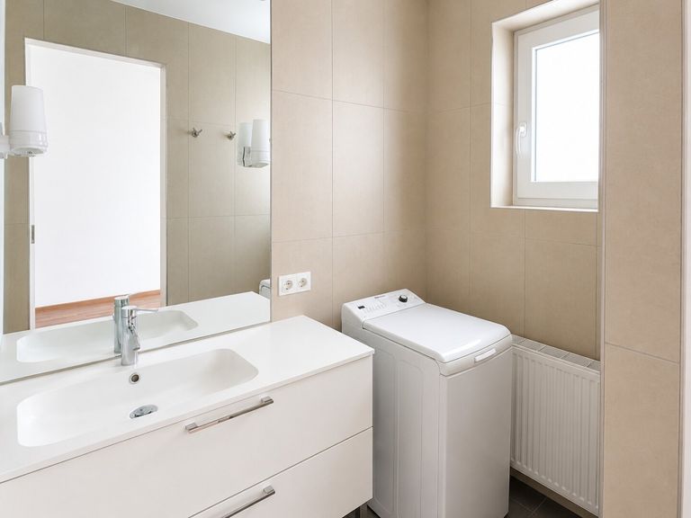 Badezimmer mit Fenster