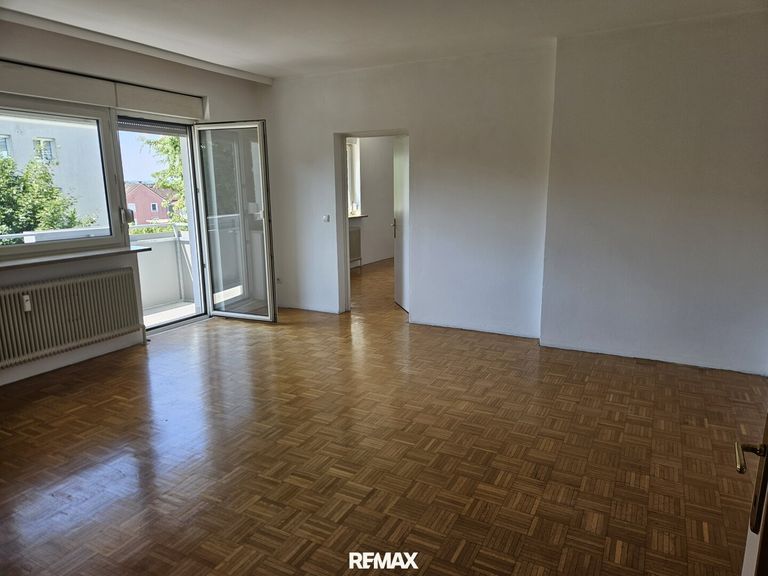 Wohnzimmer mit Zugang Balkon
