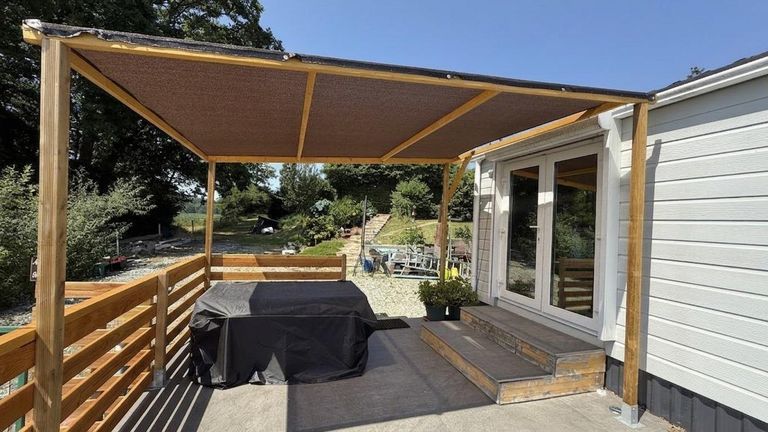 Terrasse teilweise mit Sonneschutz