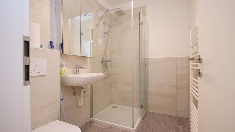 Saniertes Bad mit Toilette