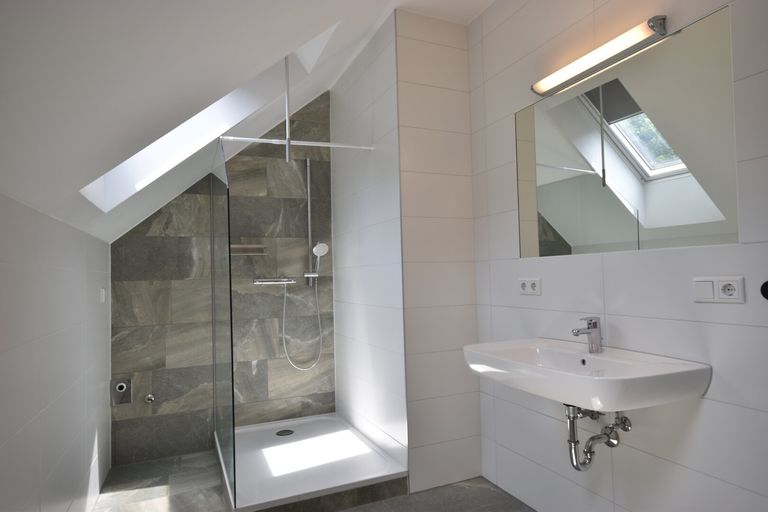 Badezimmer - Moderne und gemütliche 2 Zimmer Dachgeschosswohnung Miete Grödig Salzburg