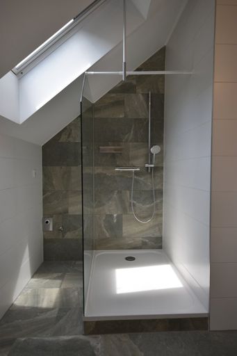 Badezimmer - Moderne und gemütliche 2 Zimmer Dachgeschosswohnung Miete Grödig Salzburg