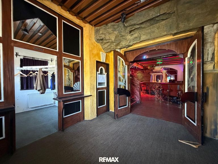 Haupteingang mit Garderobe