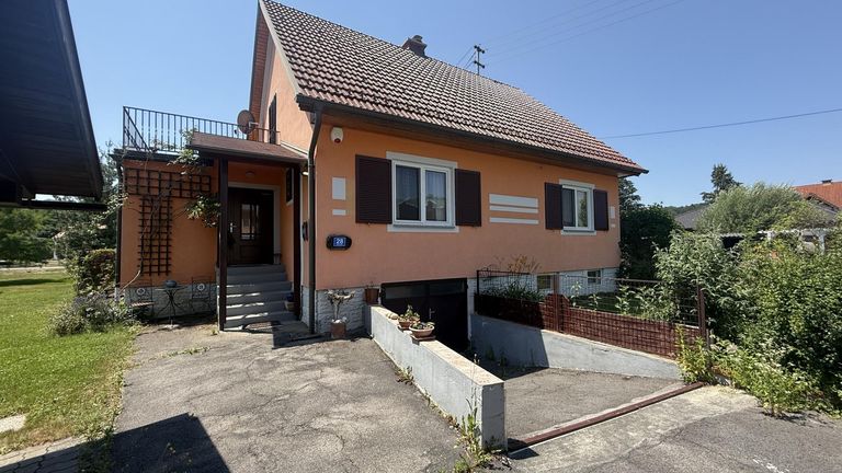 Straßenansicht mit Zufahrt