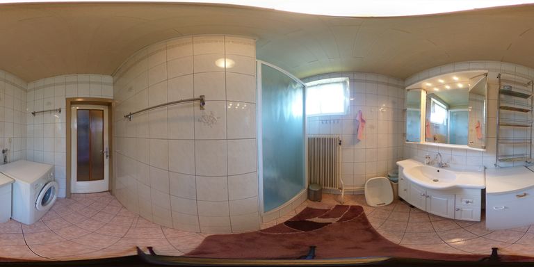 Badezimmer mit Dusche und Waschmaschine
