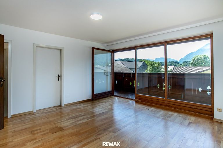 Schlafzimmer 1 mit Balkon und Zugang zum Bad 1 im Obergeschoss