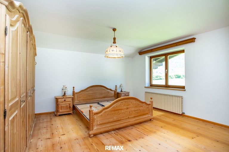 Schlafzimmer 2 Obergeschoss mit Zugang zum Bad 2