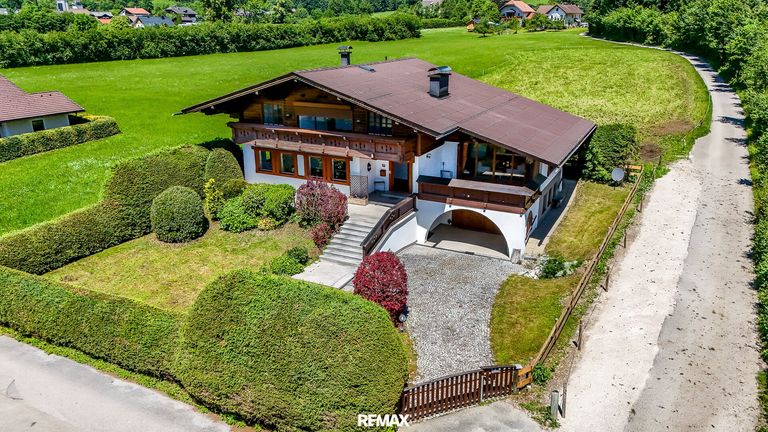 Aussenansicht Haus samt Garten und Zufahrt