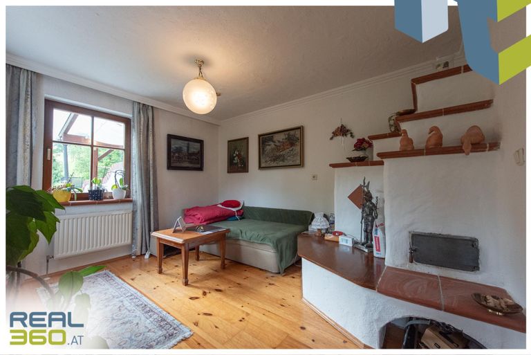 Kamin und Sofa im Wohnzimmer