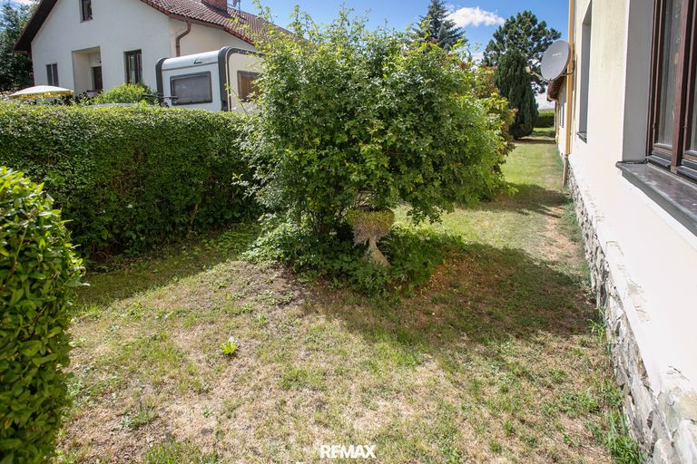 Freifläche links vom Haus