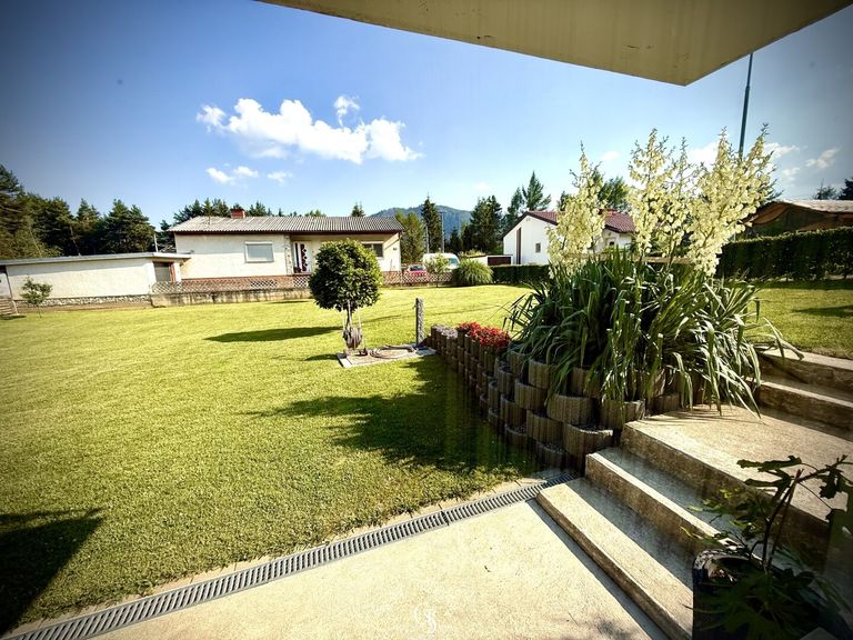 Überdachte Garteterrasse
