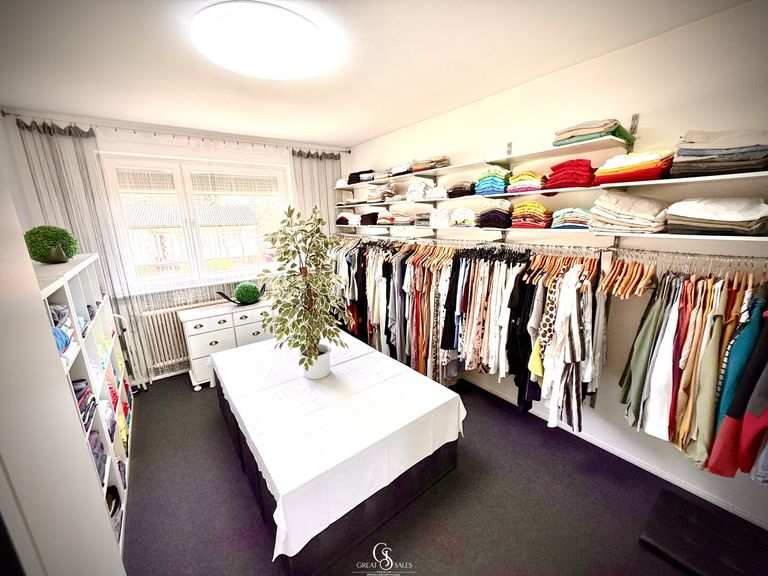 Begehbarer Kleiderschrank (auch ideal als weiterer Schlafraum)