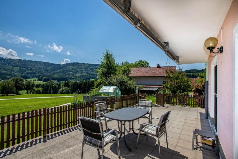 Terrasse mit Grünblick und Markise