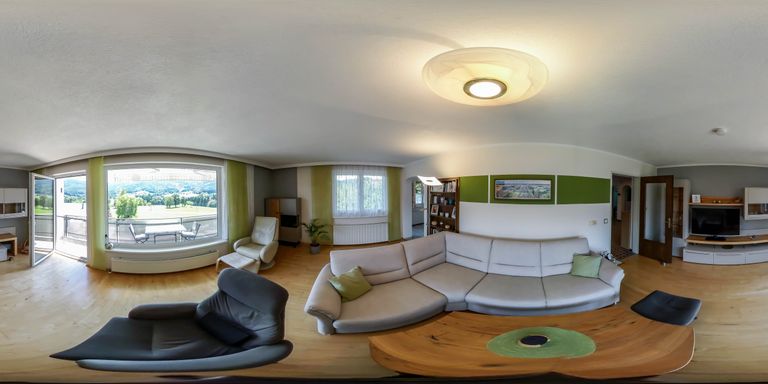 Wohnzimmer mit Ausgang auf Balkon