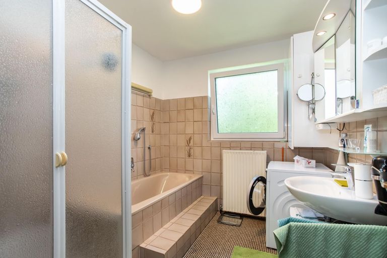 Badezimmer mit Dusche und Badewanne