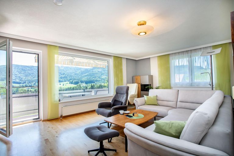 Wohnbereich mit Ausgang auf Sonnenbalkon