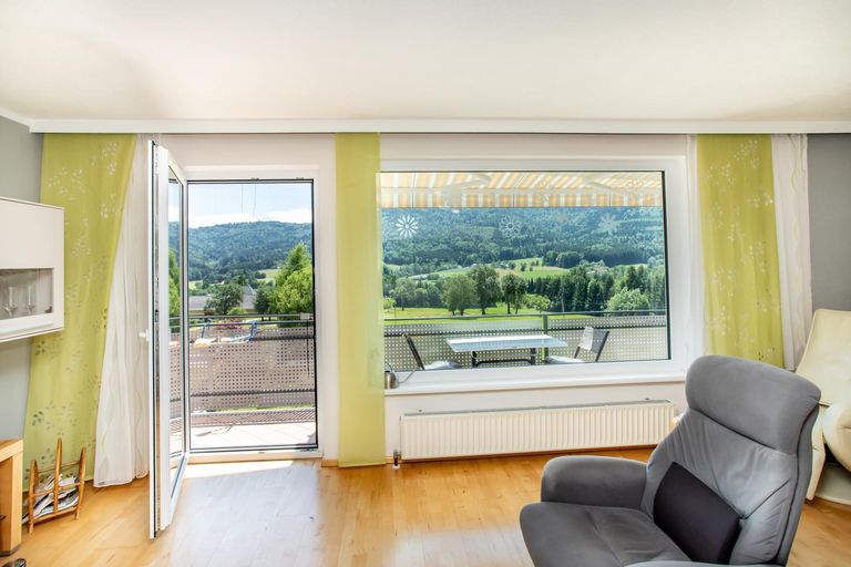 Wohnbereich mit Blick ins Grüne
