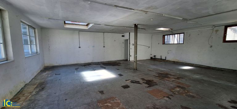 Knapp 100m² großer Raum mit Toilette