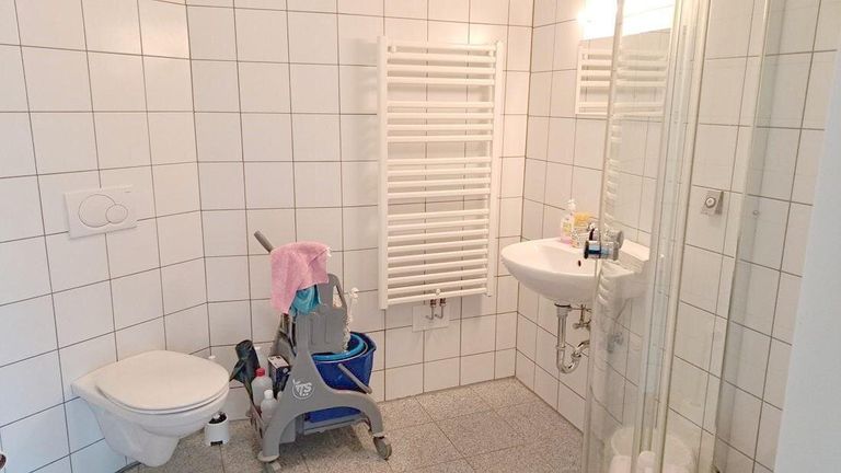 Badezimmer mit Dusche und WC